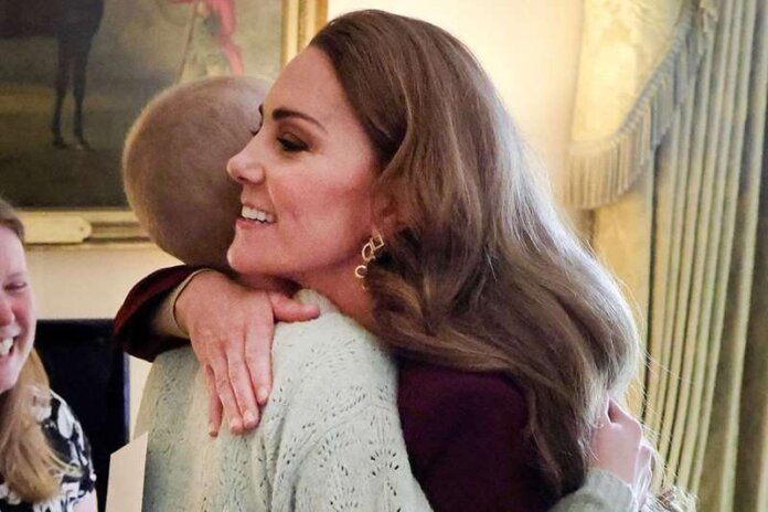 kate-middleton-windsor-tout-100224-efd57f04935c4db1910e5f5ed15b504d (Copy)