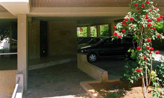 parking polykatoikia
