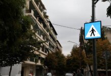 Λάρισα: Νέα φανάρια και προηγμένες λειτουργίες σε σηματοδότες για τους πεζούς – Σε λειτουργία 23 “έξυπνες” διαβάσεις