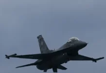 Παρέλαση 28ης Οκτωβρίου: Εντυπωσίασε με τους ελιγμούς ο πιλότος της ομάδας «ΖΕΥΣ» – «Η ελευθερία δεν χαρίζεται» το μήνυμά του